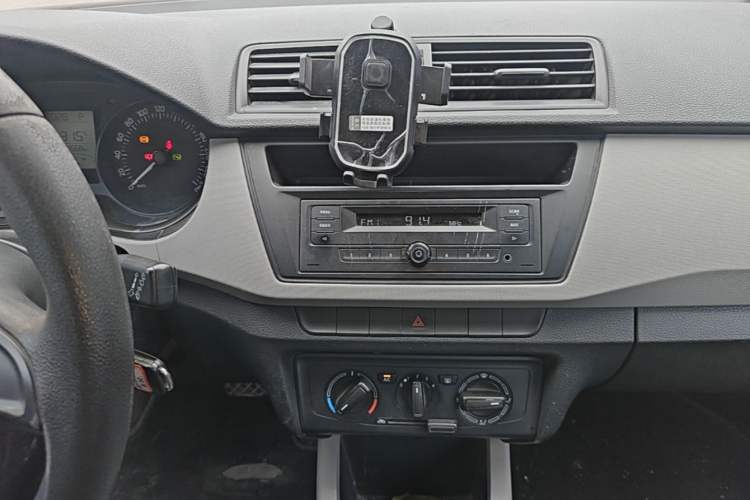 Used Skoda Fabia 2015 1.4L Automatic Front-Drive Model Audio And AC Panel