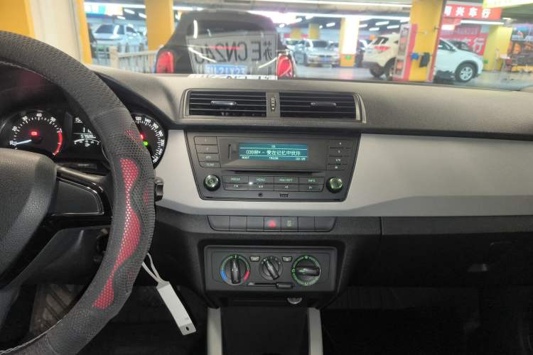 Used Skoda Fabia 2015 1.6L Automatic Sport Edition Audio And AC Panel
