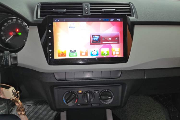 Used Skoda Fabia 2015 1.4L Automatic Chuanxing Edition Audio And AC Panel