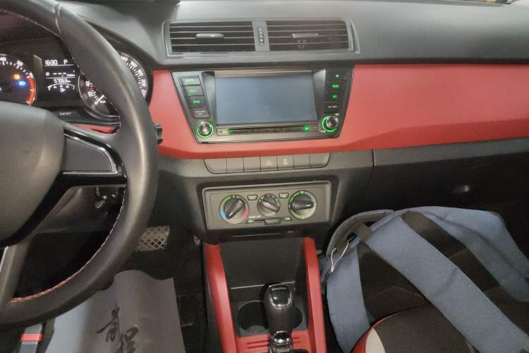 Used Skoda Fabia 2015 1.6L Automatic Sport Edition Audio And AC Panel