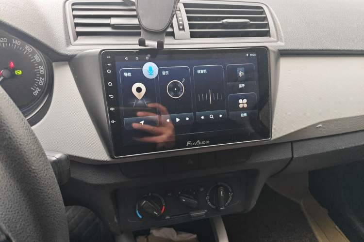 Used Skoda Fabia 2015 1.4L Automatic Front-Drive Model Audio And AC Panel