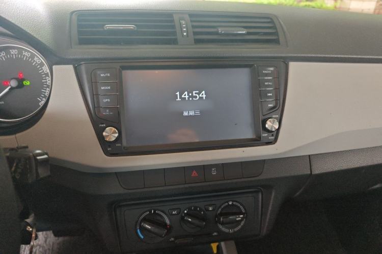 Used Skoda Fabia 2015 1.6L Automatic Sport Edition Audio And AC Panel