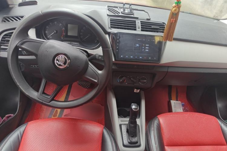 Used Skoda Fabia 2015 1.4L Automatic Front-Drive Model Center Console