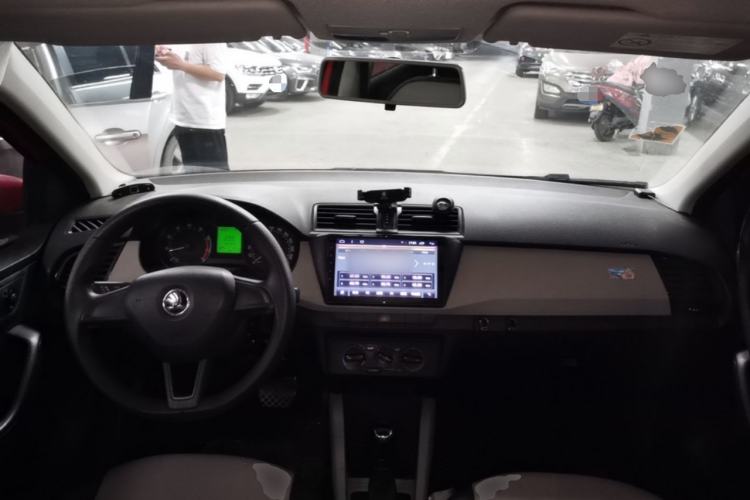 Used Skoda Fabia 2015 1.4L Automatic Front-Drive Model Center Console