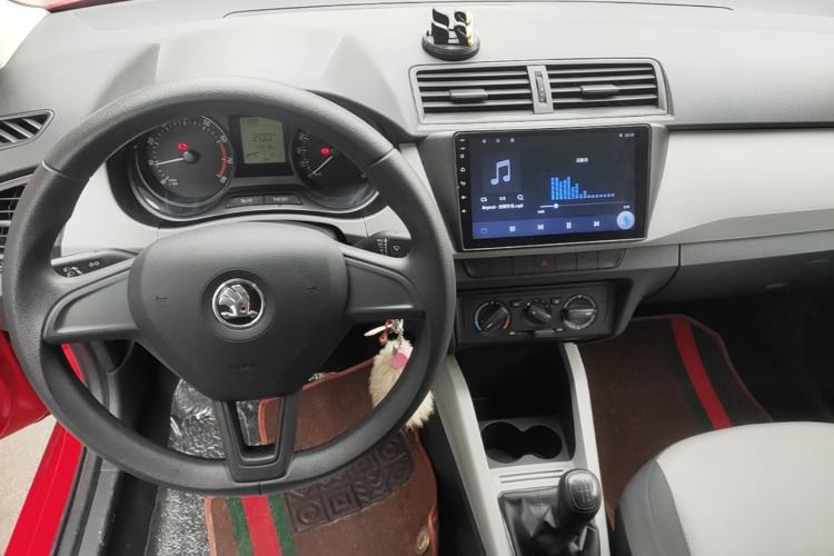Used Skoda Fabia 2015 1.4L Manual Front-Wheel Drive Model Center Console