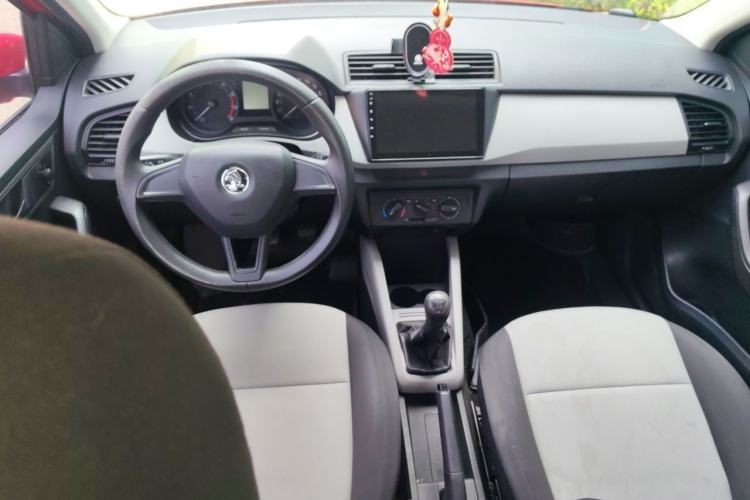 Used Skoda Fabia 2015 1.4L Manual Front-Wheel Drive Model Center Console