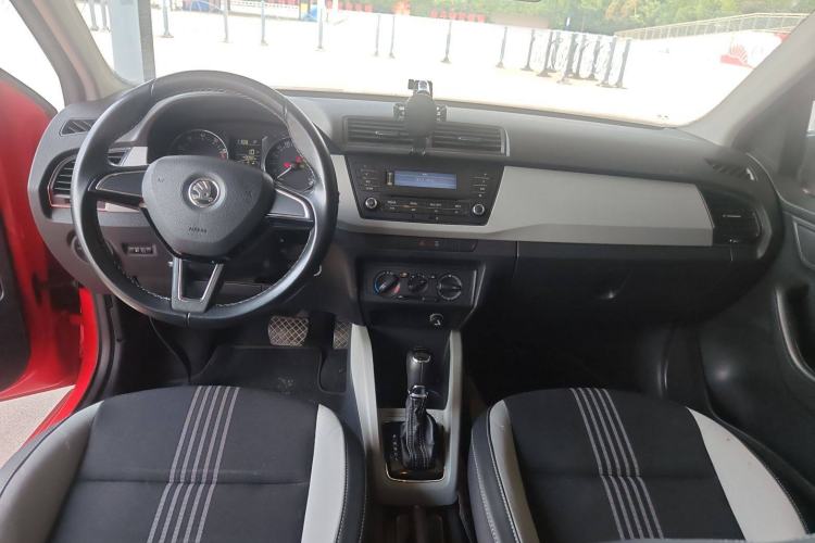 Used Skoda Fabia 2015 1.6L Automatic Sport Edition Center Console