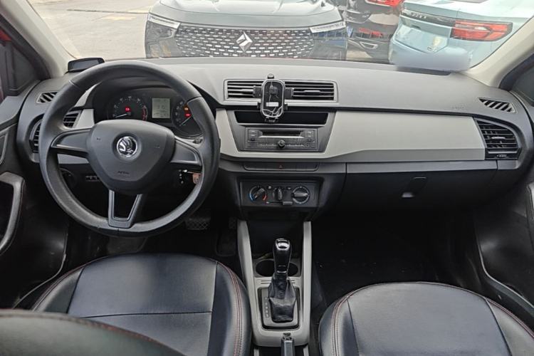 Used Skoda Fabia 2015 1.4L Automatic Front-Drive Model Center Console