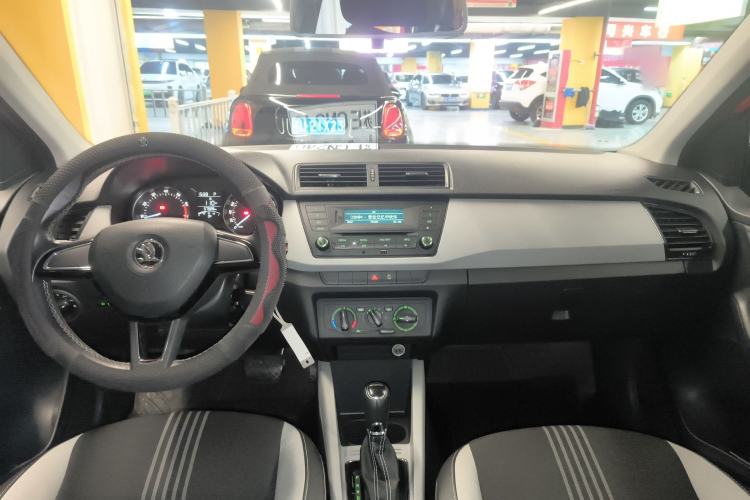 Used Skoda Fabia 2015 1.6L Automatic Sport Edition Center Console