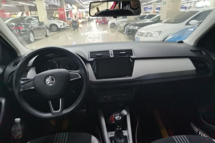 Used Skoda Fabia 2015 1.6L Automatic Sport Edition Center Console