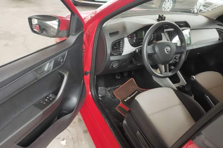 Used Skoda Fabia 2015 1.4L Manual Front-Wheel Drive Model Driver Seat