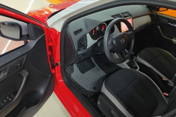 Used Skoda Fabia 2015 1.4L Automatic Chuanxing Edition Driver Seat