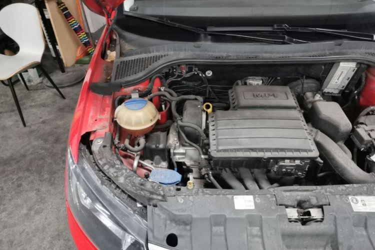 Used Skoda Fabia 2015 1.4L Automatic Front-Drive Model Engine Bay Right