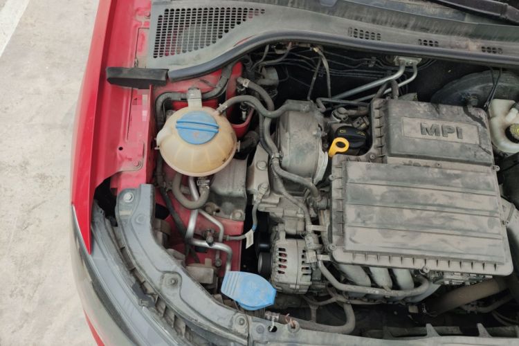 Used Skoda Fabia 2015 1.4L Manual Front-Wheel Drive Model Engine Bay Right