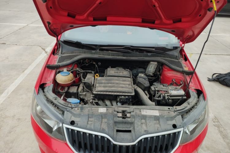 Used Skoda Fabia 2015 1.4L Manual Front-Wheel Drive Model Engine Bay