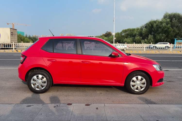 Used Skoda Fabia 2015 1.4L Automatic Front-Drive Model Exterior 2