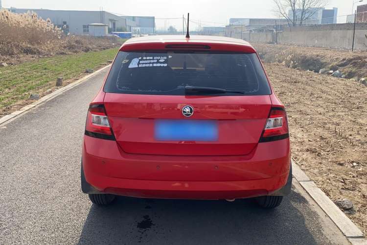 Used Skoda Fabia 2015 1.4L Automatic Front-Drive Model Exterior 3