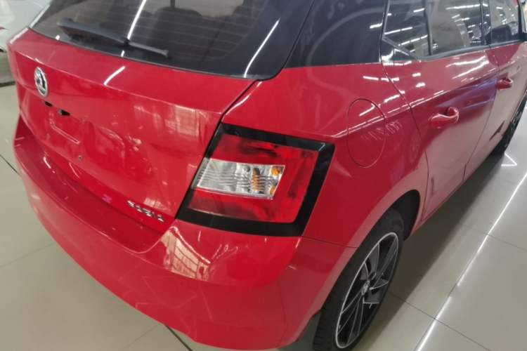 Used Skoda Fabia 2015 1.6L Automatic Sport Edition Exterior 3