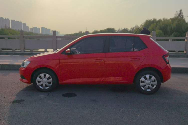 Used Skoda Fabia 2015 1.4L Automatic Front-Drive Model Exterior 5