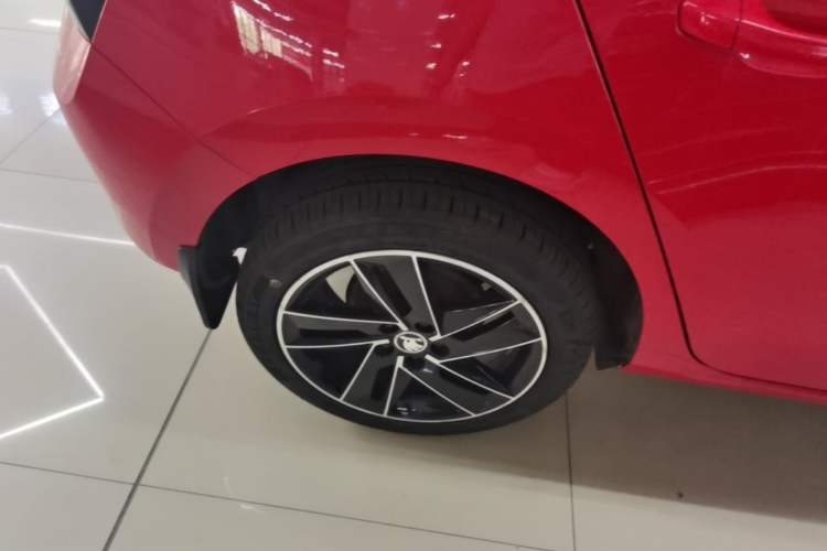 Used Skoda Fabia 2015 1.6L Automatic Sport Edition Exterior 5