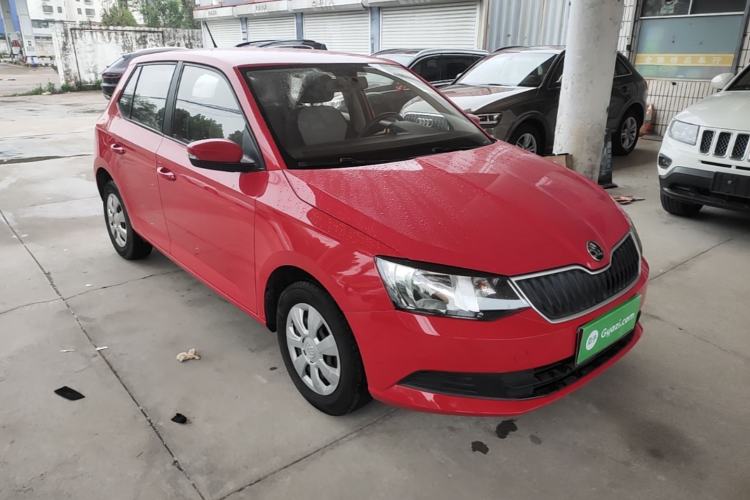 Used Skoda Fabia 2015 1.4L Manual Front-Wheel Drive Model Front Right 45 Deg