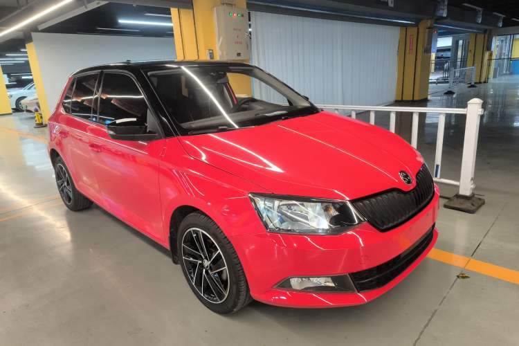 Used Skoda Fabia 2015 1.6L Automatic Sport Edition Front Right 45 Deg