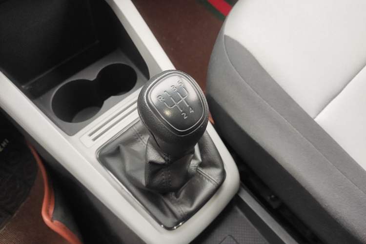 Used Skoda Fabia 2015 1.4L Manual Front-Wheel Drive Model Gear Lever