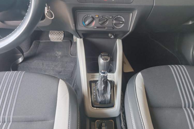 Used Skoda Fabia 2015 1.6L Automatic Sport Edition Gear Lever
