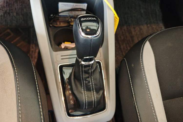 Used Skoda Fabia 2015 1.6L Automatic Sport Edition Gear Lever