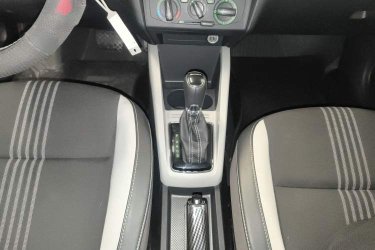 Used Skoda Fabia 2015 1.6L Automatic Sport Edition Gear Lever