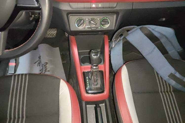 Used Skoda Fabia 2015 1.6L Automatic Sport Edition Gear Lever