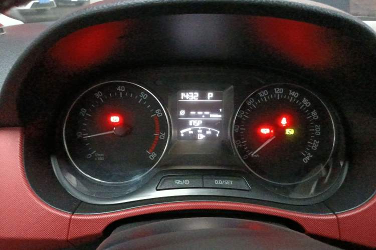Used Skoda Fabia 2015 1.6L Automatic Sport Edition Instrument Cluster