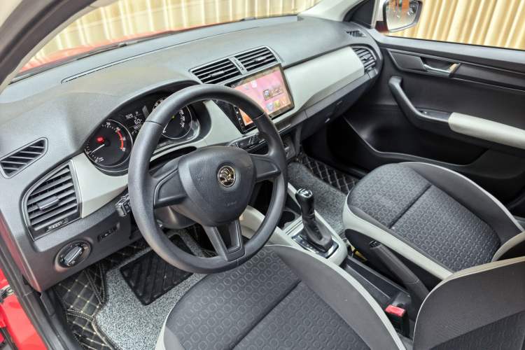 Used Skoda Fabia 2015 1.4L Automatic Chuanxing Edition Interior 2