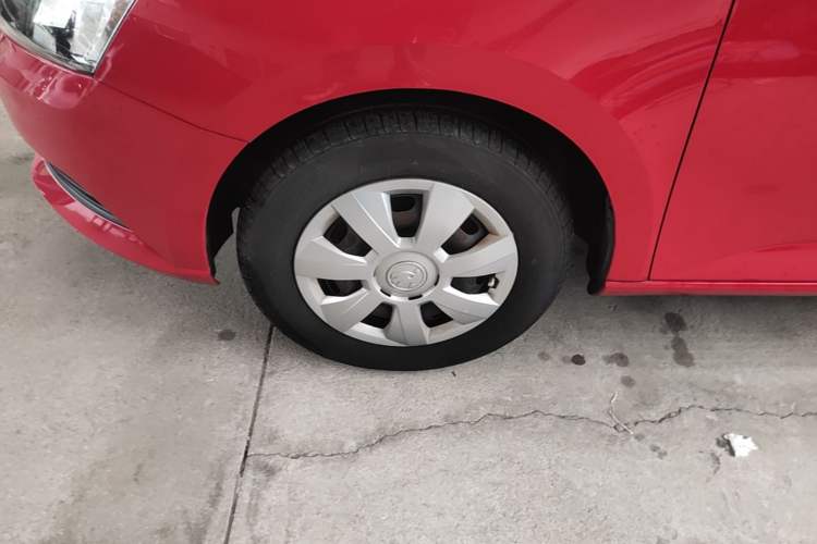 Used Skoda Fabia 2015 1.4L Manual Front-Wheel Drive Model Left Front Wheel Hub