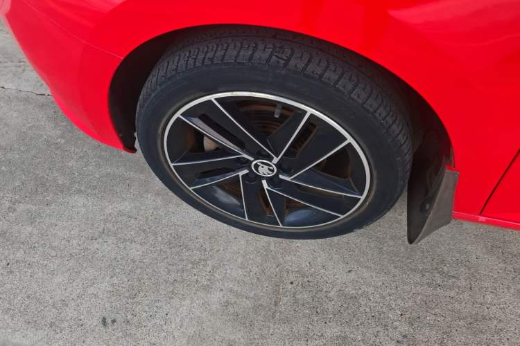 Used Skoda Fabia 2015 1.6L Automatic Sport Edition Left Front Wheel Hub