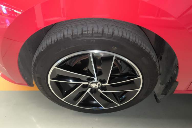 Used Skoda Fabia 2015 1.6L Automatic Sport Edition Left Front Wheel Hub