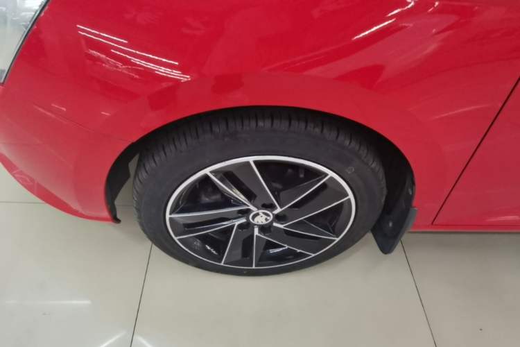 Used Skoda Fabia 2015 1.6L Automatic Sport Edition Left Front Wheel Hub