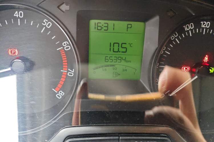 Used Skoda Fabia 2015 1.4L Automatic Front-Drive Model Odometer Close Up