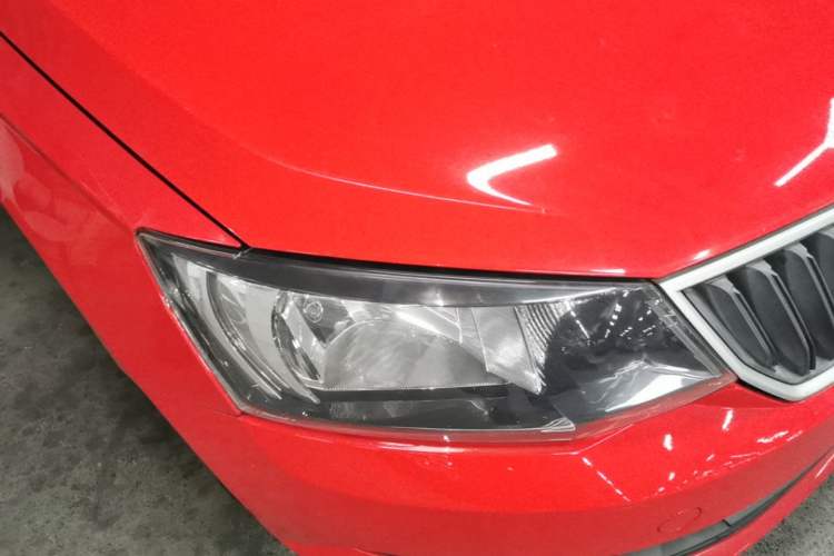 Used Skoda Fabia 2015 1.4L Automatic Front-Drive Model Right Front Headlight