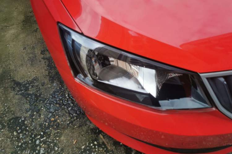 Used Skoda Fabia 2015 1.4L Automatic Front-Drive Model Right Front Headlight