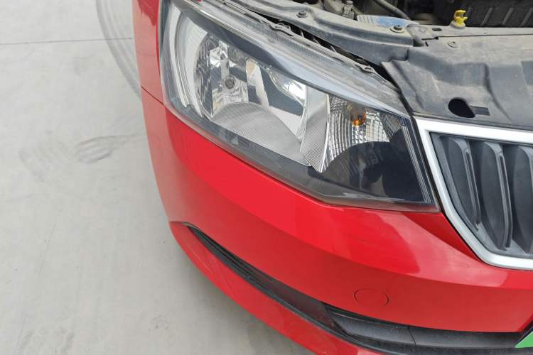 Used Skoda Fabia 2015 1.4L Automatic Front-Drive Model Right Front Headlight