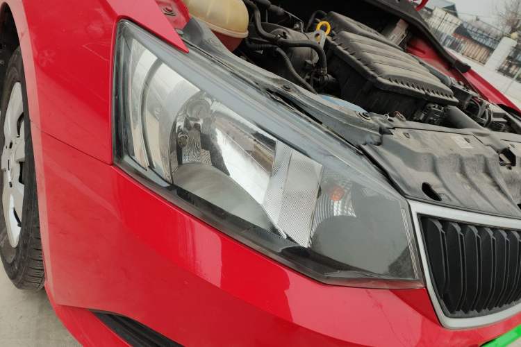 Used Skoda Fabia 2015 1.4L Manual Front-Wheel Drive Model Right Front Headlight