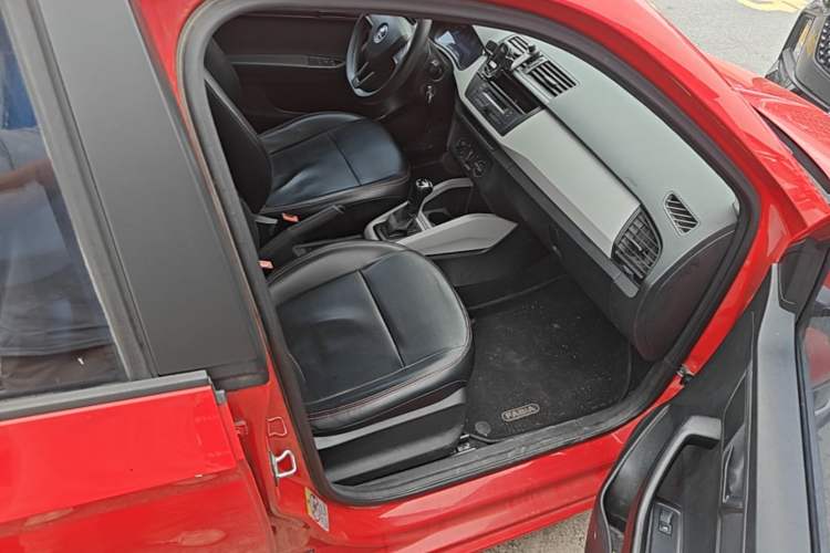 Used Skoda Fabia 2015 1.4L Automatic Front-Drive Model Right Front Seat