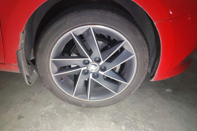 Used Skoda Fabia 2015 1.6L Automatic Sport Edition Right Front Wheel Hub