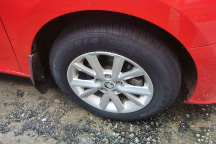 Used Skoda Fabia 2015 1.4L Automatic Front-Drive Model Right Front Wheel Hub