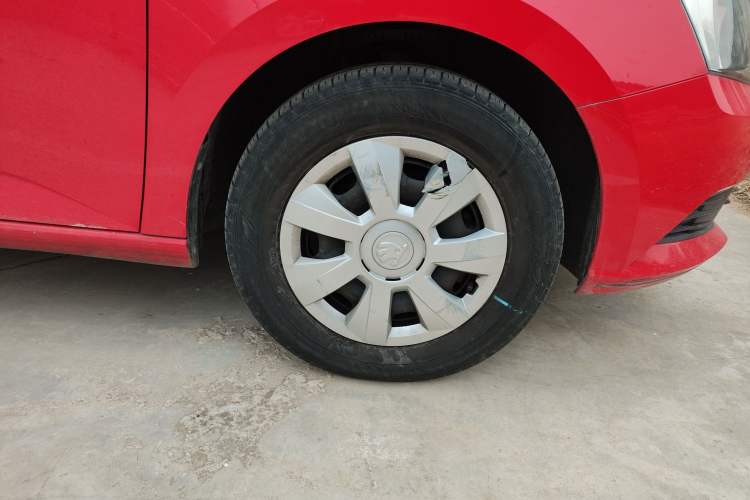 Used Skoda Fabia 2015 1.4L Manual Front-Wheel Drive Model Right Front Wheel Hub