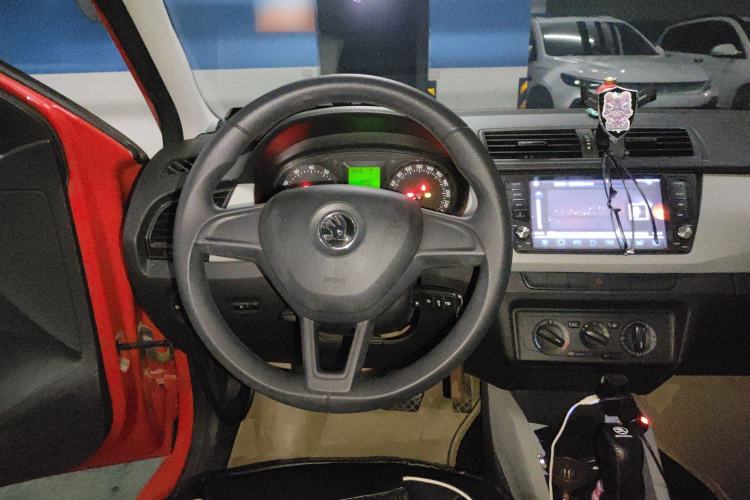 Used Skoda Fabia 2015 1.4L Automatic Front-Drive Model Steering Wheel