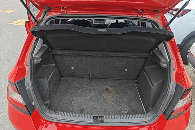 Used Skoda Fabia 2015 1.4L Automatic Front-Drive Model Trunk