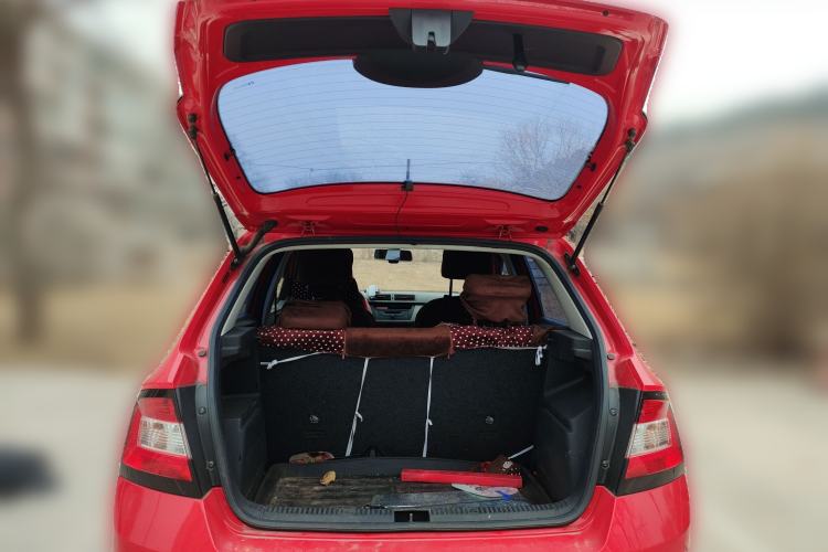 Used Skoda Fabia 2015 1.4L Manual Front-Wheel Drive Model Trunk