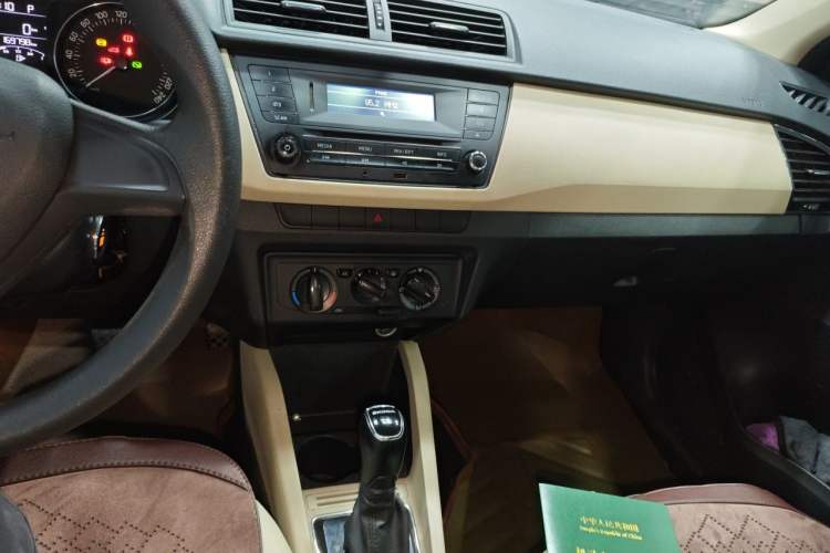 Used Skoda Fabia 2015 1.6L Automatic Chuanxing Edition Audio And AC Panel